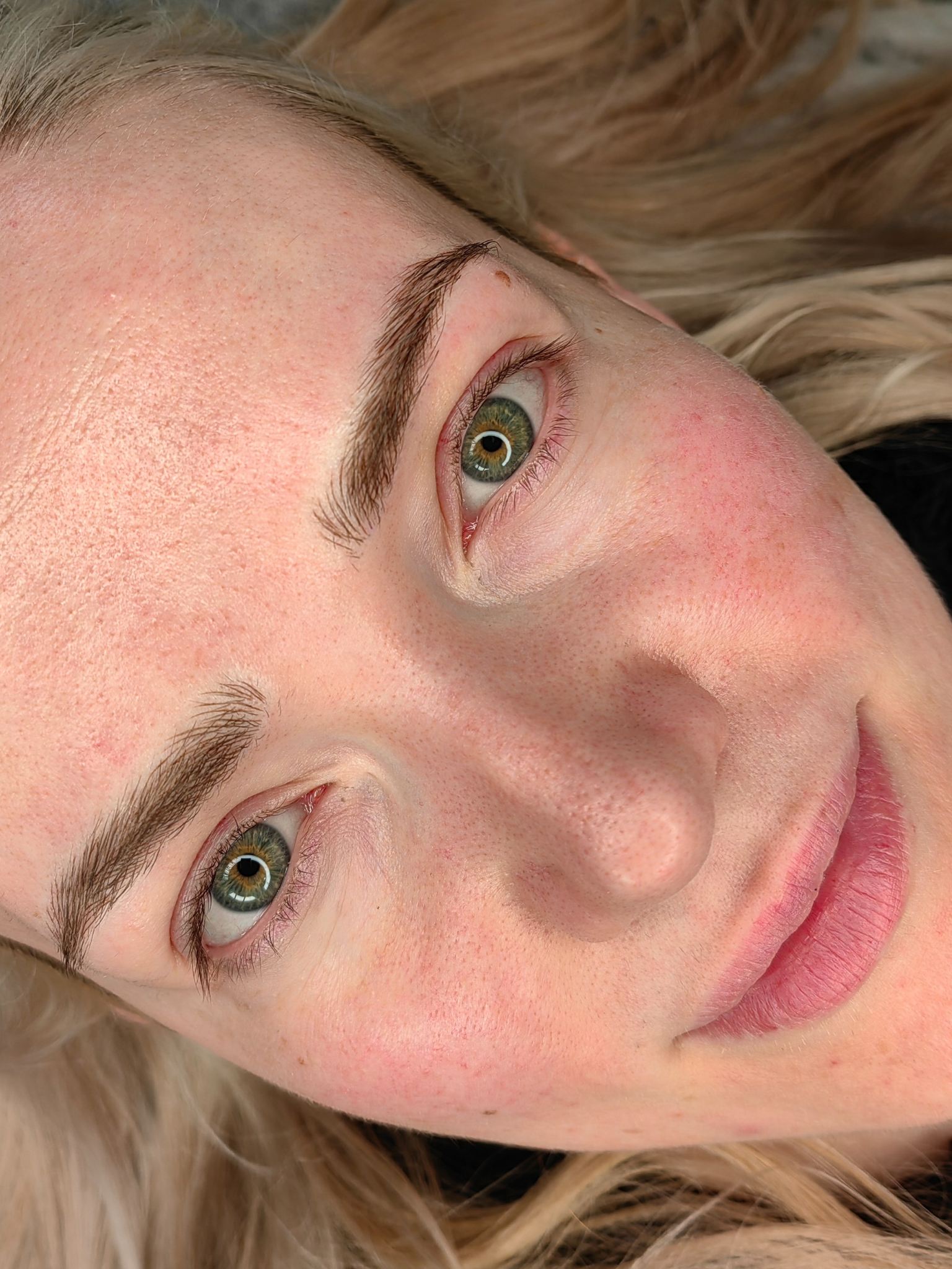 Blonde Frau mit feiner Augenbrauen Pigmentierung Braunschweig