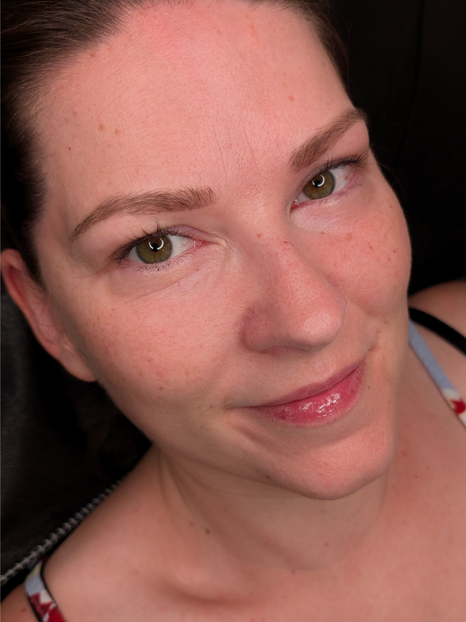 lächelnde Frau mit einem abgeheilten Permanent Makeup mit der Schattiertechnik Powederbrows.