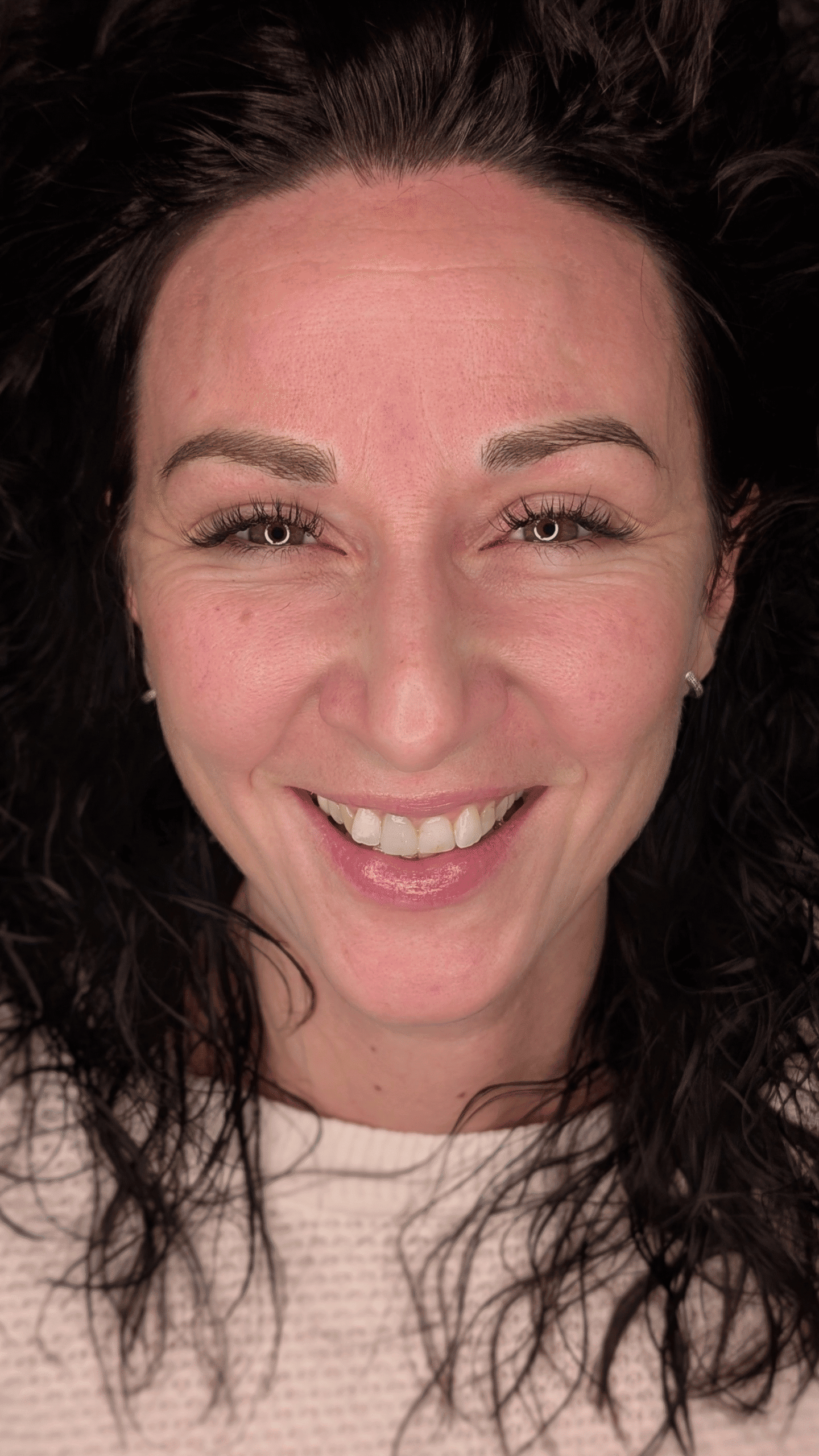 Härchenzeichung Braunschweig Blonde Frau mit einer Pigmentierung in feinen, tätowierten Härchen.