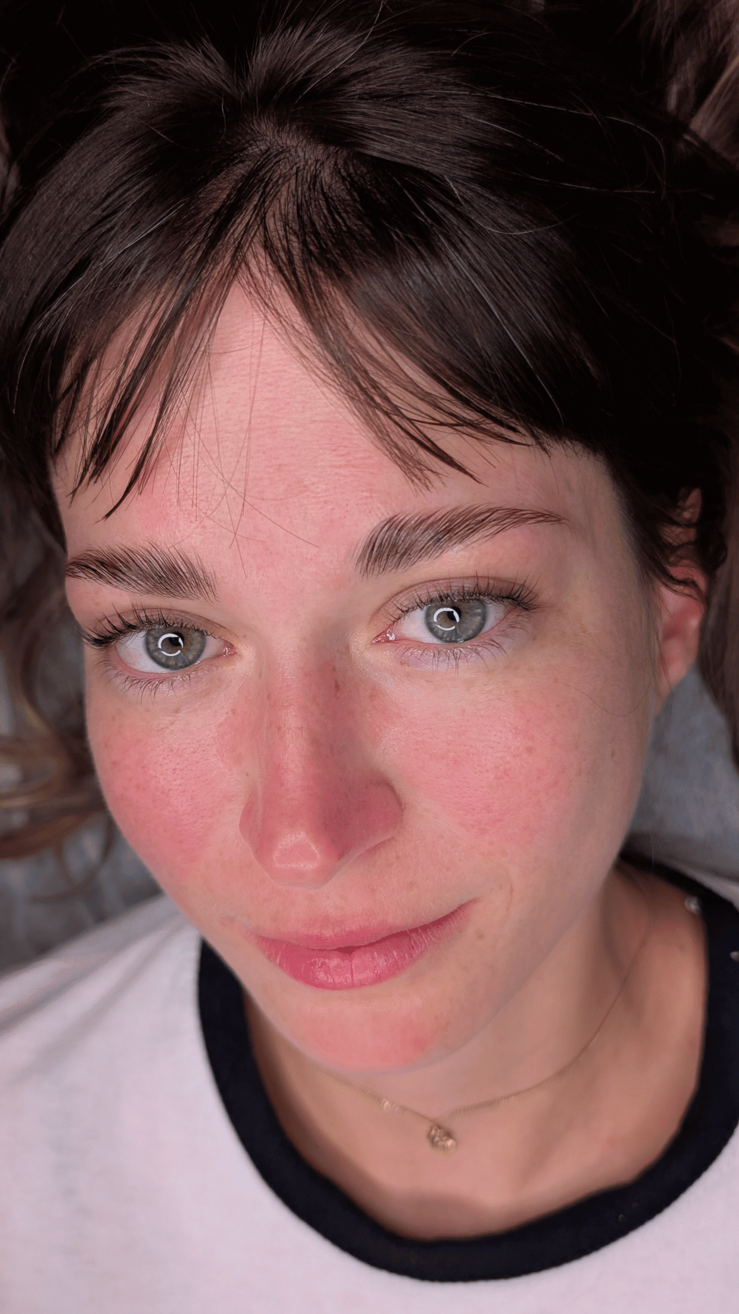 Wimpernliftung und Browlifting Braunschweig lächelnde Frau mit Browliftng und schwarz gefärbten Wimpern.